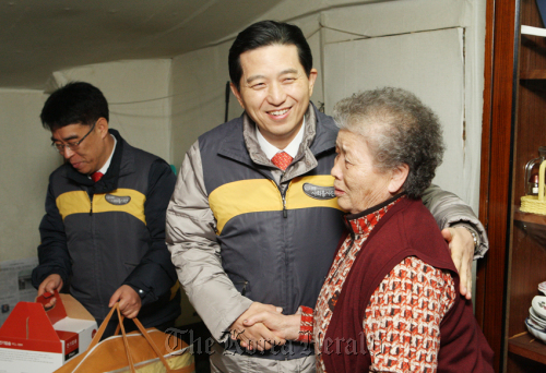 KB Financial Group president Yim Yeong-rok (center) poses after delivering blankets for senior citizens living alone in Yangjae, southern Seoul, as part of the group’s cause marketing, Wednesday.     KB