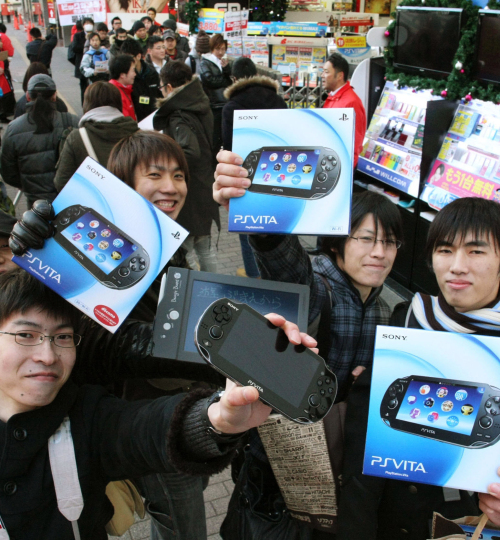 <YONHAP PHOTO-0367> People show off their newly purchased PlayStation Vita portable games in Tokyo Saturday, Dec. 17, 2011. Sony's long waited PS Vita hit stores in Japan on Saturday, with the company predicting brisk sales even though the launch has missed much of the holiday shopping season. (AP Photo/Kyodo News) JAPAN OUT, MANDATORY CREDIT, NO LICENSING IN CHINA, FRANCE, HONG KONG, JAPAN AND SOUTH KOREA/2011-12-17 12:37:54/ <저작권자 ⓒ 1980-2011 ㈜연합뉴스. 무단 전재 재배포 금지.>
People show off their newly purchased PlayStation Vita portable consoles in Tokyo on Saturday.  AP-Yonhap News
People show off their newly purchased PlayStation Vita portable consoles in Tokyo on Saturday.  AP-Yonhap News
