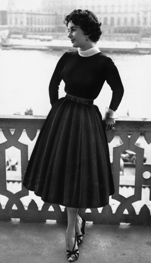 In this Sept. 25, 1953 file photo, actress Elizabeth Taylor stands on the balcony of the Grand Hotel in Stockholm, Sweden. Publicist Sally Morrison says the actress died Wednesday, March 23, 2011 in Los Angeles of congestive heart failure at age 79. (AP-Yonhap News)