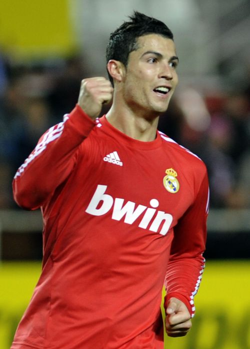 <YONHAP PHOTO-0258> Real Madrid's Portuguese forward Cristiano Ronaldo celebrates after a scoring of his team against Sevilla during their Spanish League football match, on December 17, 2011 at Ramon Sanchez Pizjuan stadium in Sevilla. Real Madrid won 4-1. AFP PHOTO/ CRISTINA QUICLER /2011-12-18 08:14:24/ <저작권자 ⓒ 1980-2011 ㈜연합뉴스. 무단 전재 재배포 금지.>
Real Madrid’s Cristiano Ronaldo celebrates his goal against Sevilla.
AFP-Yonhap News