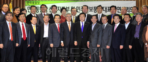 민주당과 시민통합당, 한국노총, 범야권 시민사회가 참여하는 민주통합당이 18일 오전 국회에서 신임지도부 및 민주진보통합 대표자 연석회의를 열고 기념촬영을 하고 있다.<br />김명섭 기자 msiron@
Liberal politicians celebrate the launch of the Democratic Unified Party at the National Assembly in Seoul on Sunday.  Kim Myung-sub/The Korea Herald