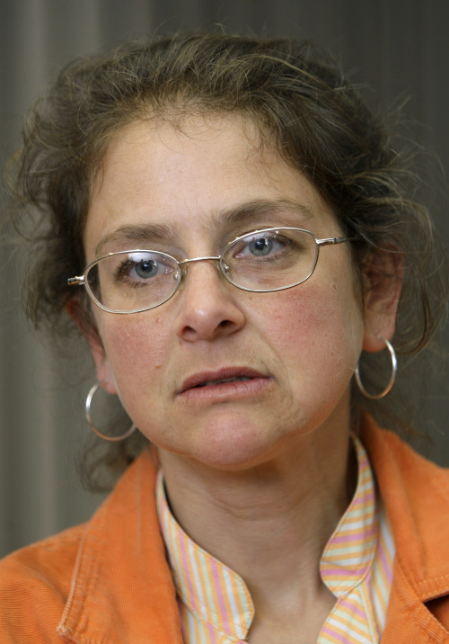 <YONHAP PHOTO-0538> FILE - U.S. political activist Lori Berenson speaks to The Associated Press at her home in Lima, Peru, in this Nov. 9, 2010 file photo. Paroled U.S. activist Lori Berenson was headed for New York early Saturday Dec. 17, 2011 after a Peruvian court ruled she and her toddler son could travel there for the holidays, airport security officials said. (AP Photo/Karel Navarro, File)/2011-12-17 15:52:34/ <저작권자 ⓒ 1980-2011 ㈜연합뉴스. 무단 전재 재배포 금지.>
Lori Berenson
Lori Berenson