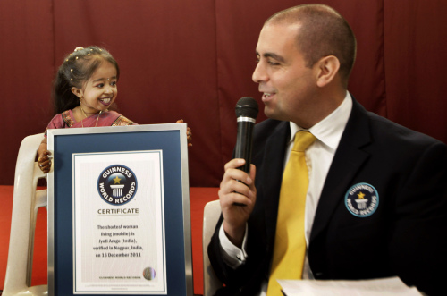<YONHAP PHOTO-1731> Guinness World Records adjudicator Rob Molloy, right, confers the title of the shortet woman of the world to Jyoti Amge, in Nagpur, India, Friday, Dec. 16, 2011. Amge was declared the shortest woman in the world measuring 62.8 centimeters (24.7 inches) by the Guinness World Records. (AP Photo/ Manish Swarup)/2011-12-16 18:13:04/ <저작권자 ⓒ 1980-2011 ㈜연합뉴스. 무단 전재 재배포 금지.>
Guinness World Records adjudicator Rob Molloy (right) confers the title of the shortest woman of the world to Jyoti Amge in Nagpur, India, Friday.  AP-Yonhap News
Guinness World Records adjudicator Rob Molloy (right) confers the title of the shortest woman of the world to Jyoti Amge in Nagpur, India, Friday.  AP-Yonhap News
