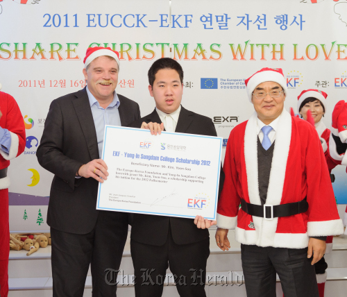 Jean Jacques Grauhar (left), secretary-general of the EU Chamber of Commerce in Korea, and Vice Welfare Minister Sohn Gunn-yik (right) pose with a scholarship recipient at a charity event hosted by the Europe-Korea Foundation in Seoul on Friday.  EKF