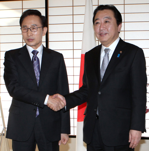 <YONHAP PHOTO-0327> 악수하는 한.일 정상 (교토=연합뉴스) 진성철 기자 = 이명박 대통령과 노다 요시히코 일본 총리가 18일 교토 영빈관 스이메이노마에서 열린 한.일 정상회담에 앞서 악수하고 있다. 2011.12.18 zjin@yna.co.kr/2011-12-18 09:50:41/ <저작권자 ⓒ 1980-2011 ㈜연합뉴스. 무단 전재 재배포 금지.>
President Lee Myung-bak (left) shakes hands with Japan’s Prime Minister Yoshihiko Noda before summit talks in Kyoto on Sunday.	 Yonhap News