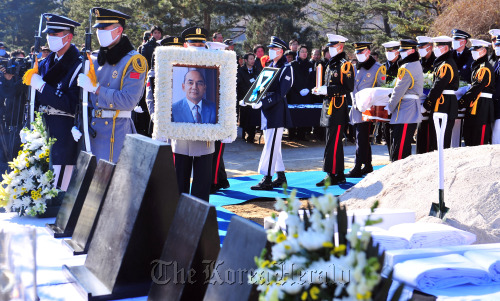 The funeral ceremony of Park Tae-joon, founder of POSCO and former prime minister, is held at the Seoul National Cemetery on Saturday.  Yonhap News