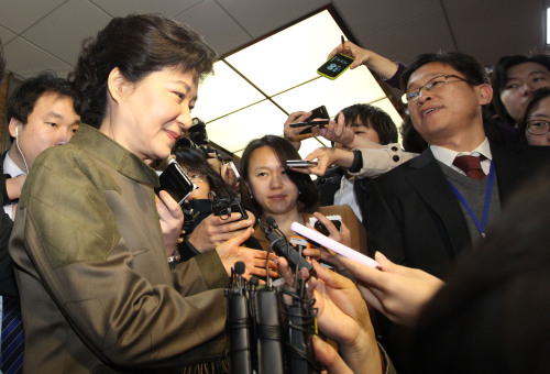 <YONHAP PHOTO-0519> 취재진에 둘러싸인 박근혜 (서울=연합뉴스) 임헌정 기자 = 한나라당 박근혜 전 대표가 15일 국회에서 열린 의원총회가 끝난 뒤 취재진에 둘러싸여 질문을 받고 있다. 2011.12.15 kane@yna.co.kr/2011-12-15 11:06:26/ <저작권자 ⓒ 1980-2011 ㈜연합뉴스. 무단 전재 재배포 금지.>
Rep. Park Geun-hye is surrounded by journalists as she enters the National Assembly building on Thursday.  Yonhap News