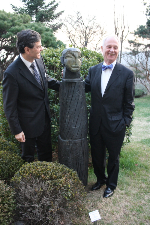 German Ambassador to Korea Hans-Ulrich Seidt and German
art promoter Peter Femfert discuss one of Dietrich Klinge’s
sculptures at Seidt’s residence in Seoul on Tuesday. (Kirsty Taylor/The Korea Herald)