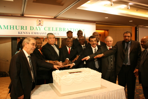 Kenyan Ambassador to Korea Ngovi Kitau (center) cuts a cake
with other diplomats at his country’s national day celebration in
Seoul on Thursday. (Kirsty Taylor/The Korea Herald)