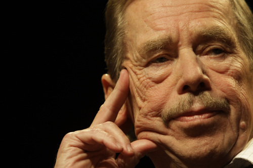 In this Oct. 15, 2009 file photo former Czech President Vaclav Havel is seen during a press conference on occasion of the 20th anniversary of the changes in Czechoslovakia and the fall of the Iron Curtain in Prague. Havel, the dissident playwright who wove theater into politics to peacefully bring down communism in Czechoslovakia and become a hero of the epic struggle that ended the Cold War, died Sunday Dec. 18, 2011 in Prague. He was 75. (AP-Yonhap)