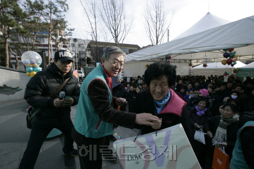 하나금융그룹은 지난 18일 안산이주민센터와 공동으로 다문화 가정과 외국인 근로자를 위한 ‘2011 사랑의 바자회’ 행사를 개최했다고 19일 밝혔다.