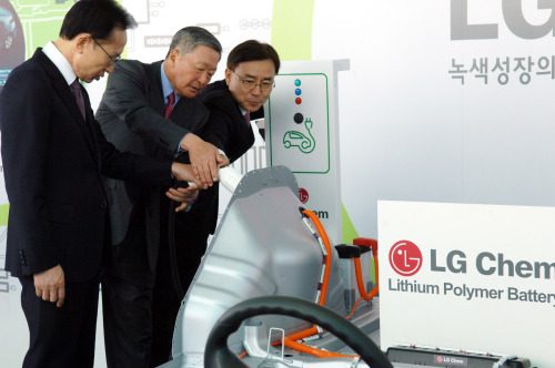지난 4월 충북 오창에서 열린 LG화학 전기자동차 배터리 공장 기공식에서 이명박 대통령이 지켜보는 가운데 구본무 회장(사진 가운데)이 전기자동차 배터리 충전을 시연해보고 있다. [사진제공=LG화학]