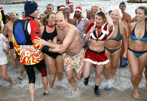 <YONHAP PHOTO-1330> Prince Albert II of Monaco (C) poses with people wearing Santa Klaus costumes as they take a bath in the Mediterranean Sea on December 18, 2011 in Monaco, as part of an operation for the benefit of an association in Thailand. AFP PHOTO SEBASTIEN NOGIER /2011-12-18 21:31:59/ <저작권자 ⓒ 1980-2011 ㈜연합뉴스. 무단 전재 재배포 금지.>\r\n<YONHAP PHOTO-1330> Prince Albert II of Monaco (C) poses with people wearing Santa Klaus costumes as they take a bath in the Mediterranean Sea on December 18, 2011 in Monaco, as part of an operation for the benefit of an association in Thailand. AFP PHOTO SEBASTIEN NOGIER /2011-12-18 21:31:59/ <저작권자 ⓒ 1980-2011 ㈜연합뉴스. 무단 전재 재배포 금지.>