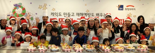 SPC그룹 임직원들은 지난 17일 서울 관악구 신대방동 삼립식품 본사에서 지난 여름 수해를 당한 지역의 어린이 20여명을 초청해 함께 케이크를 만들며 크리스마스 파티를 열었다. SPC그룹은 지난 여름 수해복구 봉사활동에 참여하면서 희망브리지 전국재해구호협회와 인연을 맺었다. ［사진제공 = SPC그룹］