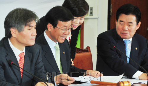 19일 민주통합당 출범 이후 처음으로 열린 최고위원회의에서 원혜영 공동대표가  한미 자유무역협정(FTA) 비준안 무효화 결의안을 민주통합당 당론으로 채택하고 있다. 박현구 기자phko@heraldm.com 2011.12.19\r\n19일 민주통합당 출범 이후 처음으로 열린 최고위원회의에서 원혜영 공동대표가  한미 자유무역협정(FTA) 비준안 무효화 결의안을 민주통합당 당론으로 채택하고 있다. 박현구 기자phko@heraldm.com 2011.12.19\r\n19일 민주통합당 출범 이후 처음으로 열린 최고위원회의의 멤버가 바뀌었다. 이용선ㆍ원혜영 신임 공동대표가 김진표 원내대표(당연직)가 지켜보는 가운데 한ㆍ미 자유무역협정(FTA) 비준안 무효화 결의안을 당론으로 채택하자고 제의하고 있다.  박현구 기자/phko@heraldm.com