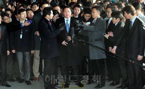거액의 회삿돈 횡령에 관여한 의혹을 받고 있는 최태원(51) SK그룹 회장이 19일 오전 검찰 조사를 받기 위해 서초동 서울검찰청사에 출석하고 있다./ 안훈기자 rosedale@ 2011.12.19\r\n거액의 회삿돈 횡령에 관여한 의혹을 받고 있는 최태원(51) SK그룹 회장이 19일 오전 검찰 조사를 받기 위해 서초동 서울검찰청사에 출석하고 있다./ 안훈기자 rosedale@ 2011.12.19\r\n거액의 회삿돈 횡령에 관여한 의혹을 받고 있는 최태원(51) SK그룹 회장이 19일 오전 검찰 조사를 받기 위해 서초동 서울검찰청사에 출석하고 있다./ 안훈기자 rosedale@ 2011.12.19