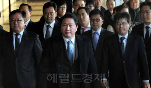 거액의 회삿돈 횡령에 관여한 의혹을 받고 있는 최태원(51) SK그룹 회장이 19일 오전 검찰 조사를 받기 위해 서초동 서울검찰청사에 출석하고 있다./ 안훈기자 rosedale@ 2011.12.19\r\n거액의 회삿돈 횡령에 관여한 의혹을 받고 있는 최태원(51) SK그룹 회장이 19일 오전 검찰 조사를 받기 위해 서초동 서울검찰청사에 출석하고 있다./ 안훈기자 rosedale@ 2011.12.19\r\n거액의 회삿돈 횡령에 관여한 의혹을 받고 있는 최태원(51) SK그룹 회장이 19일 오전 검찰 조사를 받기 위해 서초동 서울검찰청사에 출석하고 있다./ 안훈기자 rosedale@ 2011.12.19\r\n거액의 회삿돈 횡령에 관여한 의혹을 받고 있는 최태원 SK그룹 회장이 19일 오전 검찰 조사를 받기 위해 서울 서초동 서울중앙지검에 출석하고 있다.  안훈 기자/rosedale@