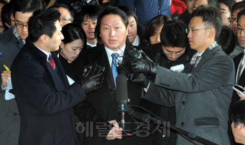 거액의 회삿돈 횡령에 관여한 의혹을 받고 있는 최태원(51) SK그룹 회장이 19일 오전 검찰 조사를 받기 위해 서초동 서울검찰청사에 출석하고 있다./ 안훈기자 rosedale@ 2011.12.19\r\n거액의 회삿돈 횡령에 관여한 의혹을 받고 있는 최태원(51) SK그룹 회장이 19일 오전 검찰 조사를 받기 위해 서초동 서울검찰청사에 출석하고 있다./ 안훈기자 rosedale@ 2011.12.19\r\n거액의 회삿돈 횡령에 관여한 의혹을 받고 있는 최태원(51) SK그룹 회장이 19일 오전 검찰 조사를 받기 위해 서초동 서울검찰청사에 출석하고 있다./ 안훈기자 rosedale@ 2011.12.19