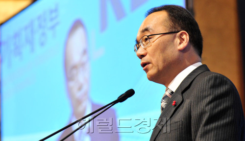 19일 서울 소공동 롯데호텔에서 기획재정부와 KDI주최로 열린 세계경제위기 대응을 위한 글로벌 경제 협력 국제컨퍼런스에서  박재완 기획재정부장관이 기조연설을 하고 있다.<br />김명섭 기자 msiron@\r\n19일 서울 소공동 롯데호텔에서 기획재정부와 KDI주최로 열린 세계경제위기 대응을 위한 글로벌 경제 협력 국제컨퍼런스에서  박재완 기획재정부장관이 기조연설을 하고 있다.\n김명섭 기자 msiron@\r\n19일 서울 소공동 롯데호텔에서 기획재정부와 KDI 주최로 열린 세계 경제위기 대응을 위한 글로벌 경제협력 국제 콘퍼런스에서 박재완 기획재정부 장관이 기조연설을 하고 있다. 김명섭 기자/msiron@heraldm.com