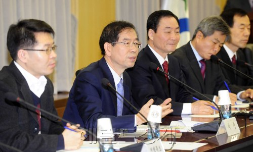 박원순 서울시장이 19일 오전 시청 서소문청사에서 뉴타운ㆍ재개발에 반대하는 주민들과 `정책워크숍'을 열고 모두발언을 하고 있다. 박해묵 기자/mook@heraldm.com\r\n박원순 서울시장이 19일 오전 시청 서소문청사에서 뉴타운ㆍ재개발에 반대하는 주민들과 `정책워크숍'을 열고 모두발언을 하고 있다. 박해묵 기자/mook@heraldm.com\r\n박원순 서울시장이 19일 오전 시청 서소문청사에서 뉴타운ㆍ재개발에 반대하는 주민들과 `정책워크숍'을 열고 모두발언을 하고 있다. 박해묵 기자/mook@heraldm.com\r\n박원순 서울시장이 19일 오전 시청 서소문청사에서 뉴타운ㆍ재개발에 반대하는 주민들과 `정책워크숍'을 열고 모두발언을 하고 있다. 박해묵 기자/mook@heraldm.com
