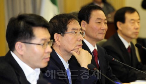 박원순 서울시장이 19일 오전 시청 서소문청사에서 뉴타운ㆍ재개발에 반대하는 주민들과 `정책워크숍'을 열고  참석자들의 의견을 청취하고 있다. 박해묵 기자/mook@heraldm.com\r\n박원순 서울시장이 19일 오전 시청 서소문청사에서 뉴타운ㆍ재개발에 반대하는 주민들과 `정책워크숍'을 열고  참석자들의 의견을 청취하고 있다. 박해묵 기자/mook@heraldm.com\r\n박원순 서울시장이 19일 오전 시청 서소문청사에서 뉴타운ㆍ재개발에 반대하는 주민들과 `정책워크숍'을 열고  참석자들의 의견을 청취하고 있다. 박해묵 기자/mook@heraldm.com\r\n박원순 서울시장이 19일 오전 시청 서소문청사에서 뉴타운ㆍ재개발에 반대하는 주민들과 `정책워크숍'을 열고  참석자들의 의견을 청취하고 있다. 박해묵 기자/mook@heraldm.com\r\n박원순 서울시장이 19일 시청 서소문청사에서 뉴타운ㆍ재개발에 반대하는 주민들과 ‘정책워크숍’을 열고 참석자들의 의견을 듣고 있다. 박 시장은 “뉴타운이 열병처럼 우리 사회 헤집어놨다”고 고민을 털어놨다.  박해묵 기자/mook@