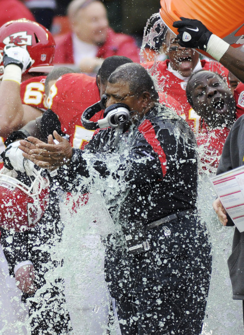 <YONHAP PHOTO-0453> Kansas City Chiefs coach Romeo Crennel gets drenched following the Chiefs' 19-14 win over the Green Bay Packers in an NFL football game, Sunday, Dec. 18, 2011, in Kansas City, Mo. (AP Photo/Reed Hoffmann)/2011-12-19 07:28:34/ <저작권자 ⓒ 1980-2011 ㈜연합뉴스. 무단 전재 재배포 금지.>
Chiefs head coach Romeo Crennel gets a Gatorade shower following his team’s win over the Packers.
AP-Yonhap News