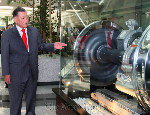Hyundai Motor chairman Chung Mong-koo looks at a component of the KTX-Sancheon, a high-speed train, at a showroom of the automaker’s headquarters in southern Seoul on Monday. The trains are produced by Hyundai Rotem, a heavy industry unit of the group.  Hyundai Motor