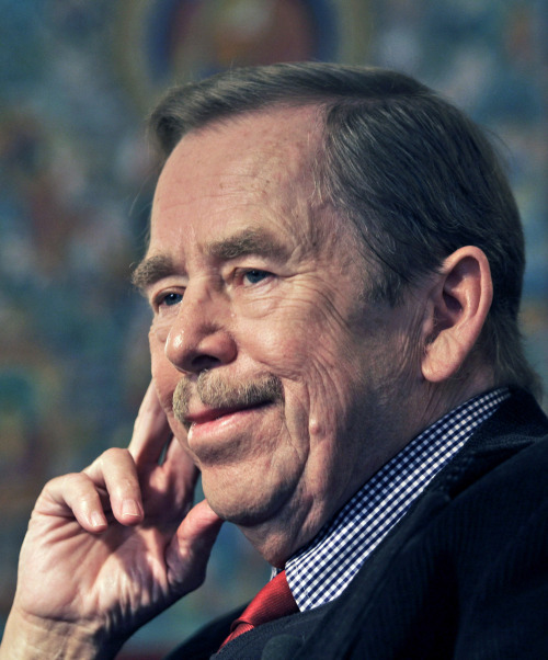 <YONHAP PHOTO-1481> FILE - In this Oct. 3, 2008 file photo, former Czech Republic's President Vaclav Havel looks on during an exclusive interview with The Associated Press in Prague, Czech Republic. Havel, the dissident playwright who wove theater into politics to peacefully bring down communism in Czechoslovakia and become a hero of the epic struggle that ended the Cold War, died Sunday Dec. 18, 2011 in Prague. He was 75. (AP Photo/Petr David Josek, File)/2011-12-18 22:49:05/ <저작권자 ⓒ 1980-2011 ㈜연합뉴스. 무단 전재 재배포 금지.>
Vaclav Havel. AP-Yonhap News