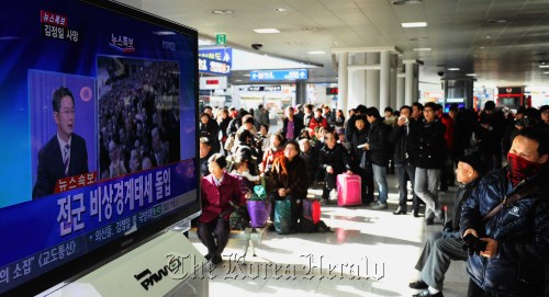 북한 김정일위원장이 17일 오전 8시30분경 과로로 인한 심근경색으로 사망했다고 19일 정오 조선중앙통신등 북한매체가 일제히 보도했다. 서울역에서 시민들이 TV를보고 있다.<br />이상섭 기자. babtong@heraldm.com 2011.12.19
Citizens watch television news on North Korean leader Kim Jong-il’s death at Seoul Station, Monday. Lee Sang-sub/The Korea Herald
Citizens watch television news on North Korean leader Kim Jong-il’s death at Seoul Station, Monday. Lee Sang-sub/The Korea Herald