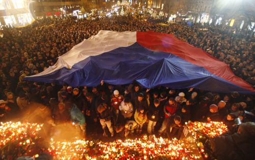 <YONHAP PHOTO-0280> People gather under a Czech national flag as thousands mark the passing of former Czech president Vaclav Havel at the Venceslaw's square in Prague, Czech Republic, Sunday, Dec. 18, 2011. Havel, the dissident playwright who wove theater into politics to peacefully bring down communism in Czechoslovakia and become a hero of the epic struggle that ended the Cold War, died Sunday Dec. 18, 2011 in Prague. He was 75. (AP Photo/Petr David Josek)/2011-12-19 05:42:46/ <저작권자 ⓒ 1980-2011 ㈜연합뉴스. 무단 전재 재배포 금지.>
Thousands mark the passing of Vaclav Havel in Prague on Sunday. AP-Yonhap News