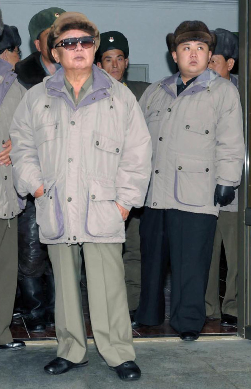 <YONHAP PHOTO-0952> <김정일 사망> 김정일 국방위원장과 김정은 (서울=연합뉴스) 북한 김정일 국방위원장이 17일 오전 8시30분 과로로 열차에서 사망했다고 조선중앙통신이 19일 보도했다. 사진은 지난 달 26일 조선중앙통신이 보도한 김 위원장과 김정은의 공군부대 시찰 모습. 2011.11.29 2011.12.19 << 연합뉴스 DB >> photo@yna.co.kr/2011-12-19 13:08:09/ <저작권자 ⓒ 1980-2011 ㈜연합뉴스. 무단 전재 재배포 금지.>
