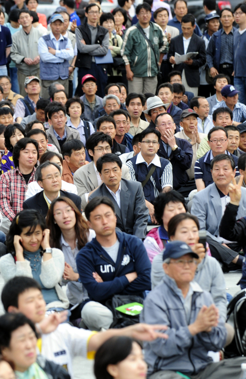 선거를 2일 앞둔 31일 저녁 유권자들이 서울광장에서 한 선거후보의 선거유세를 경청하고 있다. 박해묵 기자 mook@heraldm.com\r\n선거를 2일 앞둔 31일 저녁 유권자들이 서울광장에서 한 선거후보의 선거유세를 경청하고 있다. 박해묵 기자 mook@heraldm.com