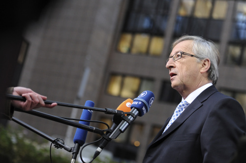 <YONHAP PHOTO-0085> Luxembourg's Prime Minister and head of the eurogroup Jean-Claude Juncker speaks with the media as he arrives for an EU summit in Brussels on Thursday, Dec. 8, 2011. During a two-day summit German Chancellor Angela Merkel and French President Nicolas Sarkozy will try to build support for their plan for eurozone nations to submit their national budgets to much greater scrutiny. (AP Photo/Geert Vanden Wijngaert) /2011-12-09 00:51:47/ <저작권자 ⓒ 1980-2011 ㈜연합뉴스. 무단 전재 재배포 금지.>
Luxembourg’s Prime Minister and head of the eurogroup Jean-Claude Juncker speaks with the media as he arrives for an EU summit in Brussels on Dec. 8.  AP-Yonhap News