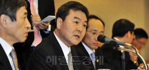 20일 서울 명동 은행회관에서 열린 금융경제상황점검회의에서 신제윤 기획재정부 1차관이 회의를 주재하고 있다.<br />김명섭 기자 msiron@\r\n20일 서울 명동 은행회관에서 열린 금융경제상황점검회의에서 신제윤 기획재정부 1차관이 회의를 주재하고 있다.\n김명섭 기자 msiron@\r\n정부는 20일 서울 명동 은행회관에서 기획재정부, 지식경제부, 금융위원회, 금융감독원, 한국은행금 등 관계기관 실무 책임자가 참석한 가운데 국내외 금융시장, 수출입, 에너지 등 실물경제 동향을 점검했다. 이날 경제상황점검회의는 신제윤 재정부 1차관이 주재했다. 김명섭 기자/msiron@