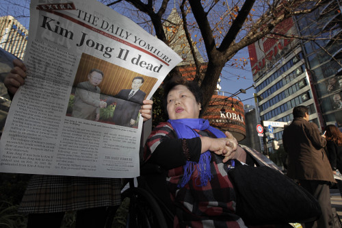 <YONHAP PHOTO-2394> A woman reads an extra issue of a Japanese newspaper at Ginza district in Tokyo Monday, Dec. 19, 2011. The paper reports Kim, North Korea's mercurial and enigmatic longtime leader, has died of heart failure. He was 69. (AP Photo/Hiro Komae)/2011-12-19 23:04:47/ <저작권자 ⓒ 1980-2011 ㈜연합뉴스. 무단 전재 재배포 금지.>\r\n<YONHAP PHOTO-2394> A woman reads an extra issue of a Japanese newspaper at Ginza district in Tokyo Monday, Dec. 19, 2011. The paper reports Kim, North Korea's mercurial and enigmatic longtime leader, has died of heart failure. He was 69. (AP Photo/Hiro Komae)/2011-12-19 23:04:47/ <저작권자 ⓒ 1980-2011 ㈜연합뉴스. 무단 전재 재배포 금지.>