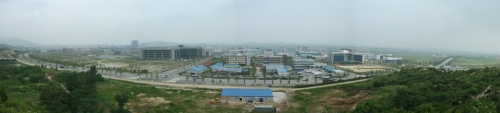 김정일 국방위원장 사망 소식에 개성공단의 미래에 대한 불안감이 엄습하고 있다. 아직은 별 동요가 없어 보이지만 개성이 북한 대외사업의 상징인 만큼 전 세계 이목이 이곳으로 쏠리고 있다. 사진은 개성공단 전경.  [사진제공=개성공업지구관리위원회]\r\n김정일 국방위원장 사망 소식에 개성공단의 미래에 대한 불안감이 엄습하고 있다. 아직은 별 동요가 없어 보이지만 개성이 북한 대외사업의 상징인 만큼 전 세계 이목이 이곳으로 쏠리고 있다. 사진은 개성공단 전경.  [사진제공=개성공업지구관리위원회]