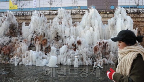 청계천을 관리하는 서울시설공단은 19일 청계천 신평화시장 앞 오간수교 아래쪽에 높이 5m, 폭 3m의 대형 얼음탑 5개를 설치했다고 20일 밝혔다.<br />이 얼음탑은 지난 여름 태풍과 수해로 죽은 나무를 재활용해 틀을 만들고 물을 흘려 만든 것이다.<br />이상섭 기자. babtong@heraldm.com 2011.12.20\r\n청계천을 관리하는 서울시설공단은 19일 청계천 신평화시장 앞 오간수교 아래쪽에 높이 5m, 폭 3m의 대형 얼음탑 5개를 설치했다고 20일 밝혔다.\n이 얼음탑은 지난 여름 태풍과 수해로 죽은 나무를 재활용해 틀을 만들고 물을 흘려 만든 것이다.\n이상섭 기자. babtong@heraldm.com 2011.12.20\r\n서울 청계천 신평화시장 앞 오간수교 아래쪽에 높이 5m, 폭 3m의 대형 얼음탑 5개가 설치됐다. 이 얼음탑은 서울시설공단이 지난 여름 태풍과 수해로 죽은 나무를 재활용해 틀을 제작하고 물을 흘려 만든 것이다.  이상섭 기자/babtong@heraldm.com