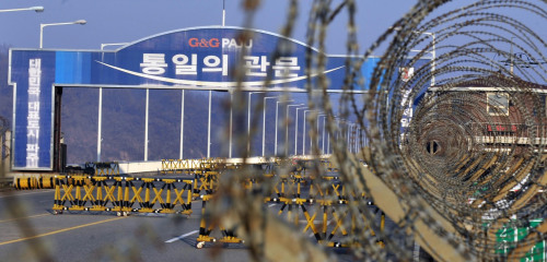 북한 김정일 국방위원장이 사망한 가운데 20일 오전 복잡한 철조망 사이로 보이느 경기도 파주시 통일대교가 앞으로의 복잡한 남북관계를 보여주는 듯  하다.<br />김명섭 기자 msiron@\r\n김정일 북한 국방위원장 사망으로 남북 간 팽팽한 긴장감이 감돌고 있는 가운데 20일 오전 철조망 사이로 보이는 경기도 파주시 통일대교가 복잡한 남북관계를 보여주는 듯하다.  김명섭 기자/msiron@