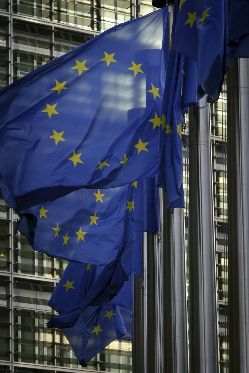 <YONHAP PHOTO-0194> European Union (EU) flags fly outside the the European Commission headquarters, in Brussels, Belgium, on Monday, Dec. 19, 2011. European finance ministers will today seek to meet a self-imposed deadline for drawing additional aid to the debt crisis and to form new budget rules as investor confidence that a comprehensive solution is achievable wanes. Photographer: Jock Fistick/Bloomberg/2011-12-20 06:46:16/ <저작권자 ⓒ 1980-2011 ㈜연합뉴스. 무단 전재 재배포 금지.>
European Union flags fly outside the the European Commission headquarters in Brussels.  Bloomberg