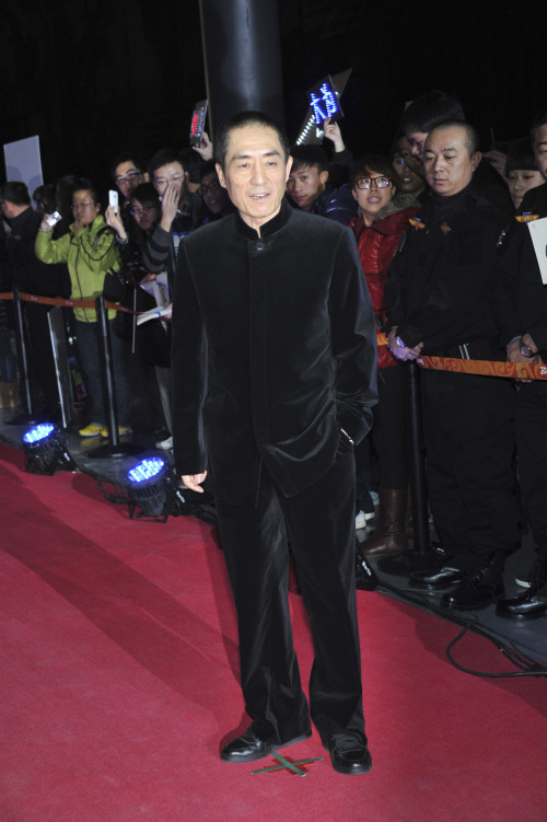 <YONHAP PHOTO-1932> (111212) -- BEIJING, Dec. 12, 2011 (Xinhua) -- Chinese director Zhang Yimou poses at the issuing ceremony of the commemorative book of movie "The Flowers of War" held in Beijing, capital of China, Dec. 12, 2011. The movie will officially debut on Dec. 16. (Xinhua) (zgp)/2011-12-12 22:30:43/ <저작권자 ⓒ 1980-2011 ㈜연합뉴스. 무단 전재 재배포 금지.>
Chinese director Zhang Yimou poses at the issuing ceremony of the commemorative book of movie “The Flowers of War” in Beijing, on Dec. 12.  Xinhua-Yonhap News