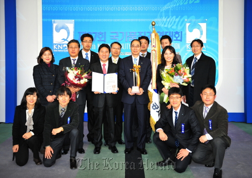 KOGAS President and CEO Choo Kang-soo (center, right) poses after his company won the nation’s top prize in human resource development at a ceremony on Dec. 13.      KOGAS