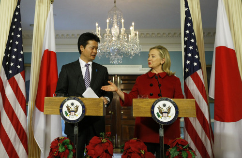 <YONHAP PHOTO-0424> (111220) -- WASHINGTON, Dec. 20, 2011 (Xinhua) -- U.S. Secretary of State Hillary Clinton (R) and Japanese Foreign Minister Koichiro Gemba hold a news conference in Washington on Dec. 19, 2011. (Xinhua/Fang Zhe) (lr)/2011-12-20 11:18:32/ <저작권자 ⓒ 1980-2011 ㈜연합뉴스. 무단 전재 재배포 금지.>
U.S. Secretary of State Hillary Clinton (right) and Japan’s Foreign Minister Koichiro Gemba in Washington on Monday. Xinhua-Yonhap News