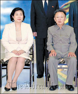 Hyundai Group chief Hyun Jeong-eun sits with North Korean leader Kim Jong-il during her visit to Pyongyang in August 2009.    Yonhap News