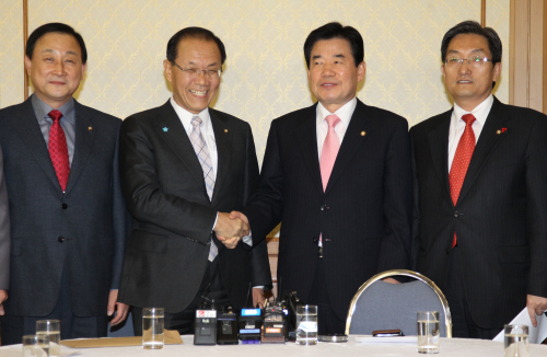 <YONHAP PHOTO-0938> 정상화 합의 (서울=연합뉴스) 서명곤 기자 = 한나라당 황우여 원내대표와 민주통합당 김진표 원내대표가 20일 오후 국회 귀빈식당에서 열린 원내대표 회동에서 인사를 한 뒤 자리에 앉고 있다. 왼쪽부터 한나라당 이명규 원내수석부대표, 황우여 원내대표, 민주통합당 김진표 원내대표, 노영민 원내수석부대표. 2011.12.20 seephoto@yna.co.kr/2011-12-20 15:15:19/ <저작권자 ⓒ 1980-2011 ㈜연합뉴스. 무단 전재 재배포 금지.>
Floor leaders of the two largest political parties ― Rep. Hwang Woo-yea (second from left) of the ruling Grand National Party and Rep. Kim Jin-pyo (third from left) of the opposition Democratic Unified Party, shake hands during a meeting to discuss pending parliamentary issues, including the national budget bill, at the National Assembly in Seoul on Tuesday.  Yonhap News