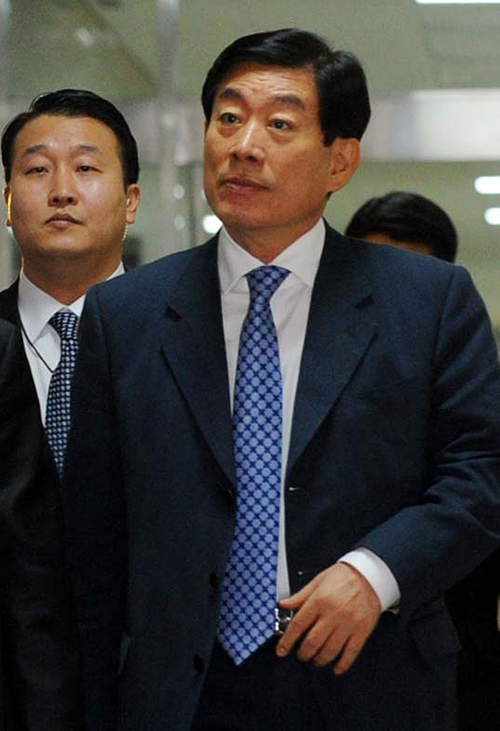 <YONHAP PHOTO-0344> 원세훈 국정원장, 정보위 출석 (서울=연합뉴스) 전수영 기자 = 원세훈 국정원장이 20일 오전 국회 정보위원회 전체회의에 참석하고 있다. 2011.12.20 swimer@yna.co.kr/2011-12-20 10:22:27/ <저작권자 ⓒ 1980-2011 ㈜연합뉴스. 무단 전재 재배포 금지.>
Won Sei-hoon