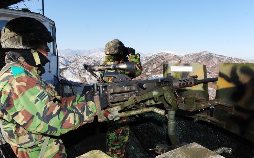 Soldiers of the 22nd Infrantry Division in Gangwon Province stand guard after the South Korean military raised alert levels in the wake of North Korean leader Kim Jong-il’s death.  (Yonhap News)
