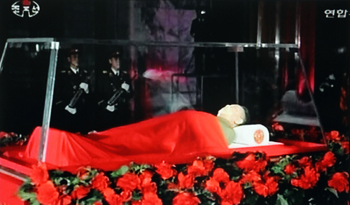 Kim Jong-un, son of deceased North Korean leader Kim Jong-il and vice chairman of the Central Military Commission, pays respect to his father along with other top officials at the Kumsusan Memorial Palace in Pyongyang on Tuesday. (Yonhap News)