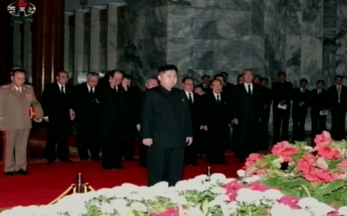 Kim Jong-un, son of deceased North Korean leader Kim Jong-il and vice chairman of the Central Military Commission, pays respect to his father along with other top officials at the Kumsusan Memorial Palace in Pyongyang on Tuesday. (Yonhap News)
