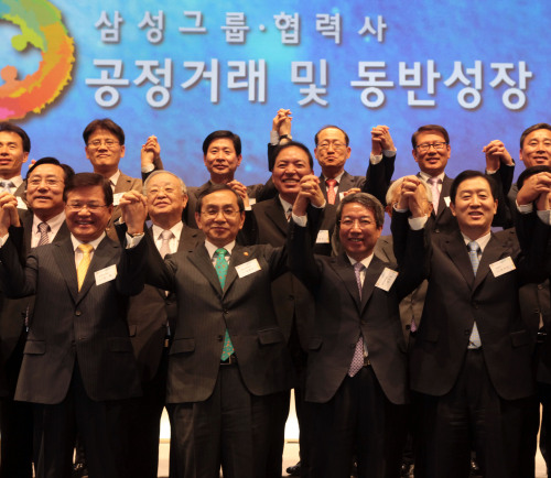 첫 돌을 맞은 동반성장이 뿌리내리려면 일방적 지원이 아닌 글로벌 경쟁력을 키우는 모델 확립이 더 중요하다는 목소리가 높다. 사진은 ‘삼성그룹ㆍ협력사 공정거래 및 동반성장 협약식’ 모습.  [사진제공=삼성그룹]