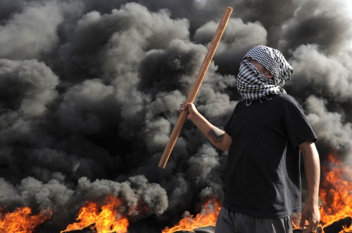 <YONHAP PHOTO-0392> A demonstrator holds a stick next to burning tires blocking 9 de Julio Avenue in downtown Buenos Aires on December 20, 2011, during a protest for the 10th Anniversary of the clashes of December 20, 2001, under the ruling of former Argentinian President (1999-2001) Fernando de la Rua. AFP PHOTO / JUAN MABROMATA /2011-12-21 05:59:59/ <저작권자 ⓒ 1980-2011 ㈜연합뉴스. 무단 전재 재배포 금지.>\r\n<YONHAP PHOTO-0392> A demonstrator holds a stick next to burning tires blocking 9 de Julio Avenue in downtown Buenos Aires on December 20, 2011, during a protest for the 10th Anniversary of the clashes of December 20, 2001, under the ruling of former Argentinian President (1999-2001) Fernando de la Rua. AFP PHOTO / JUAN MABROMATA /2011-12-21 05:59:59/ <저작권자 ⓒ 1980-2011 ㈜연합뉴스. 무단 전재 재배포 금지.>